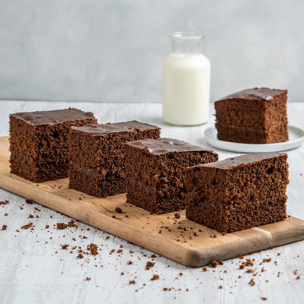 Brownie cuadrado relleno de arequipe y cubierto de chocolate
