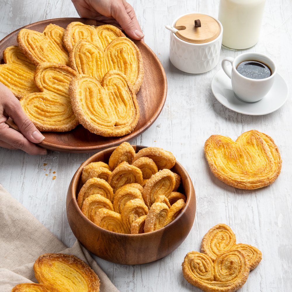 Corazones de hojaldre dorados y crocantes