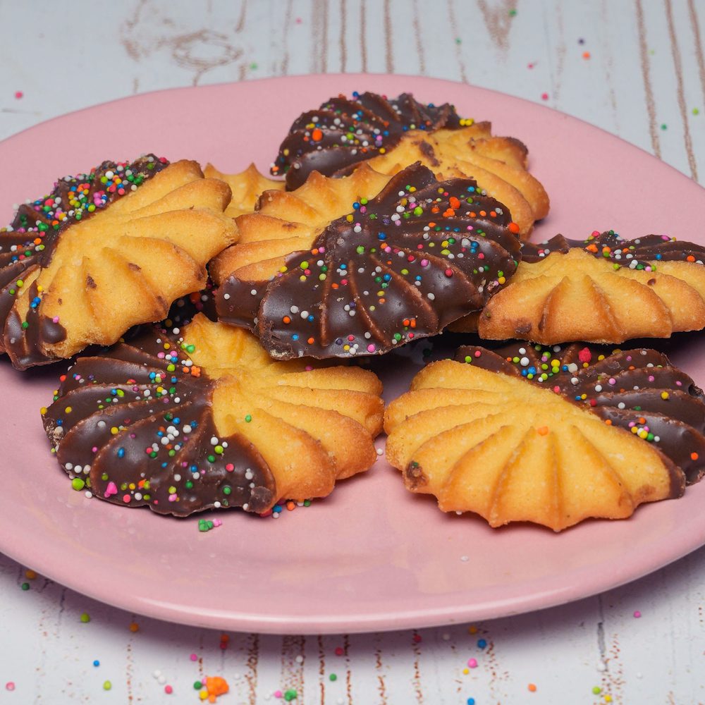 Galletas cubiertas de chocolate con chispas de colores