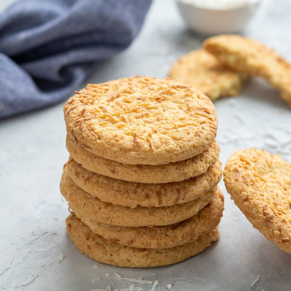 Galletas firmes de coco deshidratado, apiladas