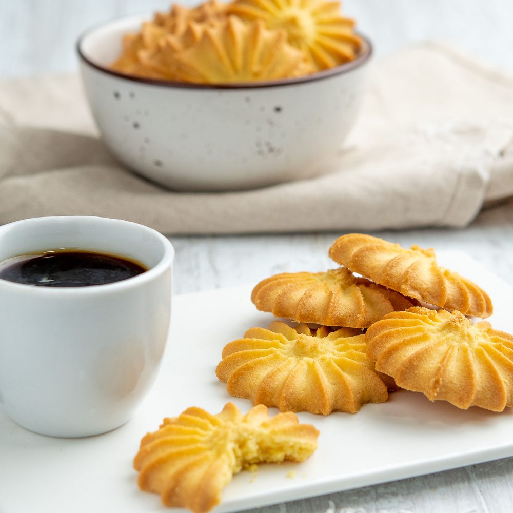 Galletas de mantequilla en varios sabores, servidas con café