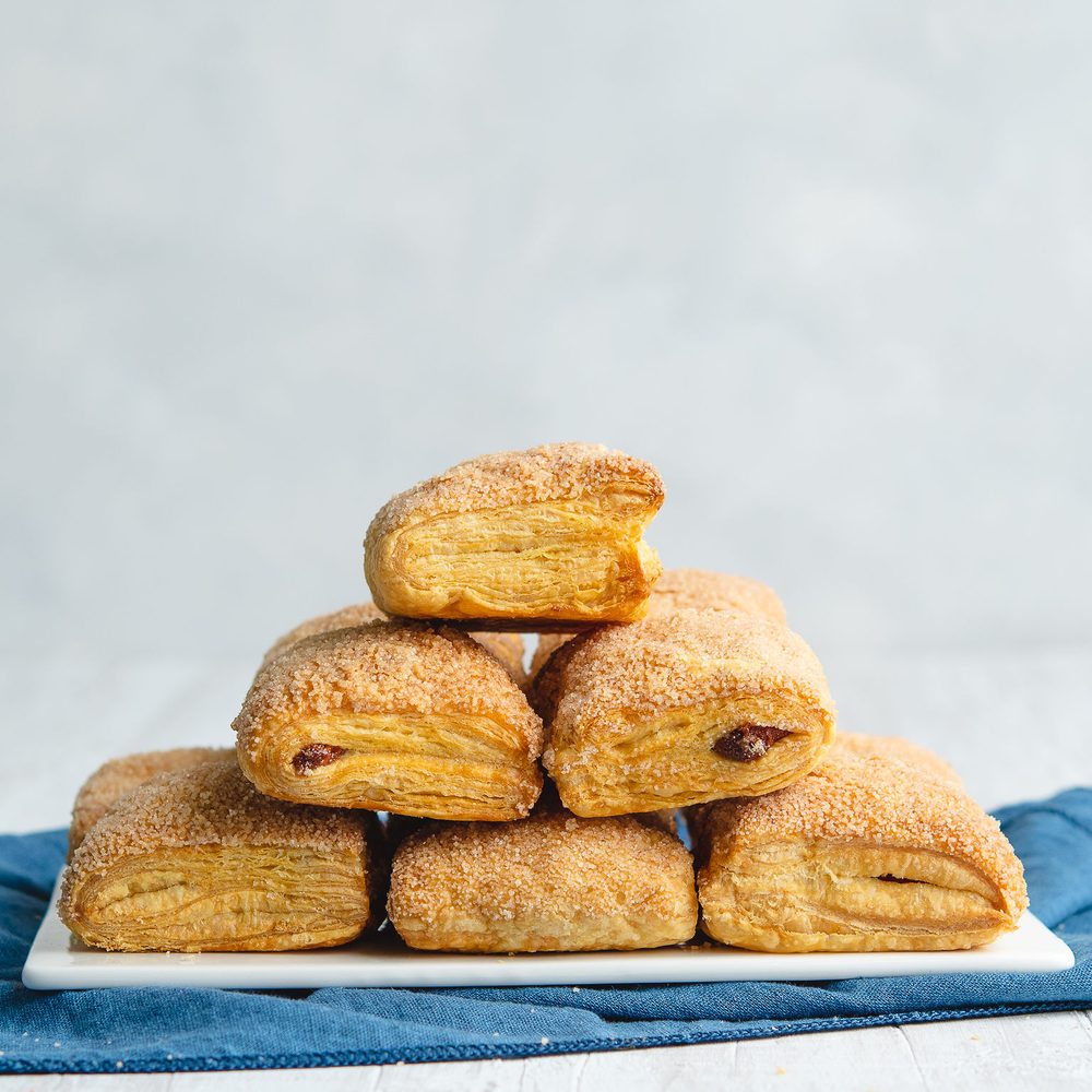 Pasabocas mini de hojaldre rellenos de bocadillo