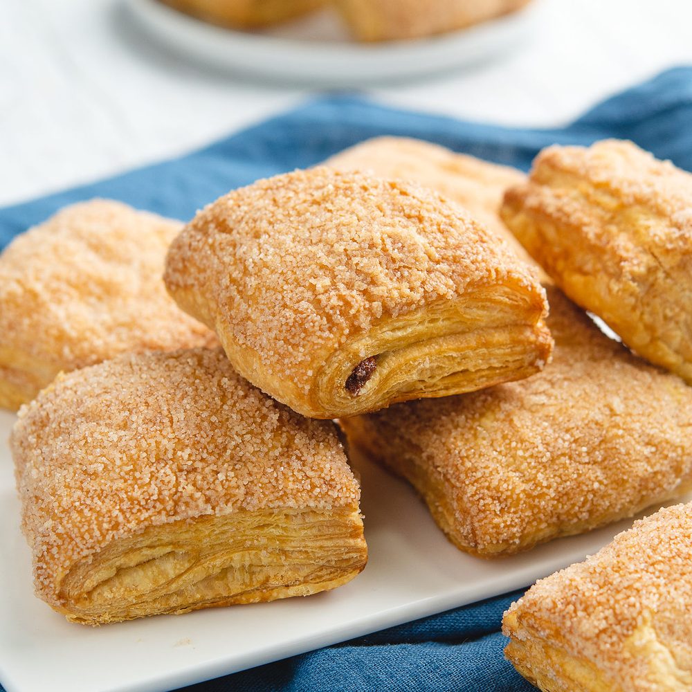 Pasabocas de hojaldre crocante rellenos de bocadillo