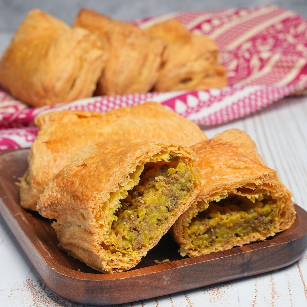 Pastel de carne y arroz sazonado al estilo casero, en hojaldre