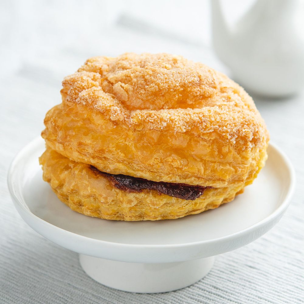 Pastel gloria de hojaldre relleno de piña, jamón y queso