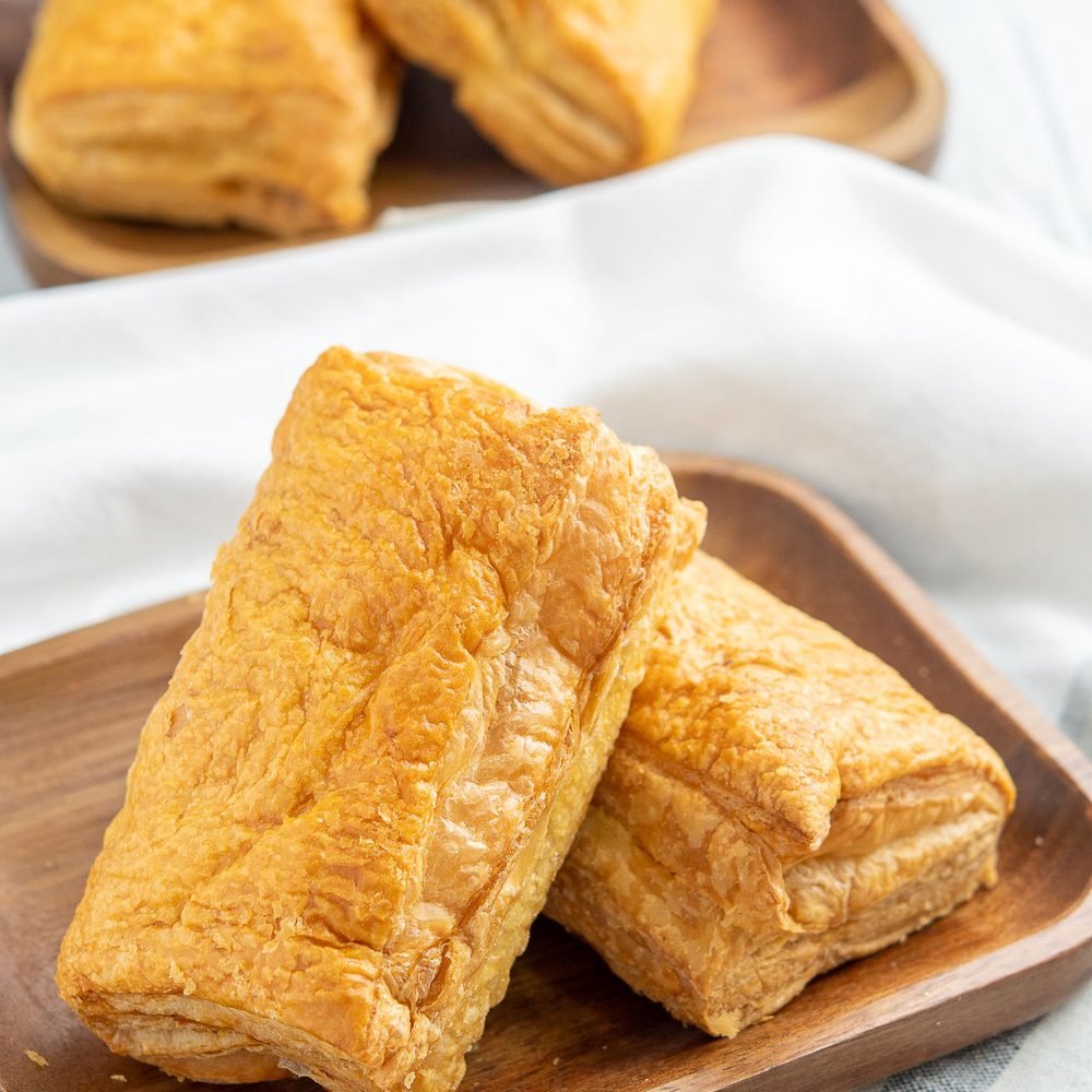 Pastel hawaiano de hojaldre con bocadillo y azúcar caramelizada