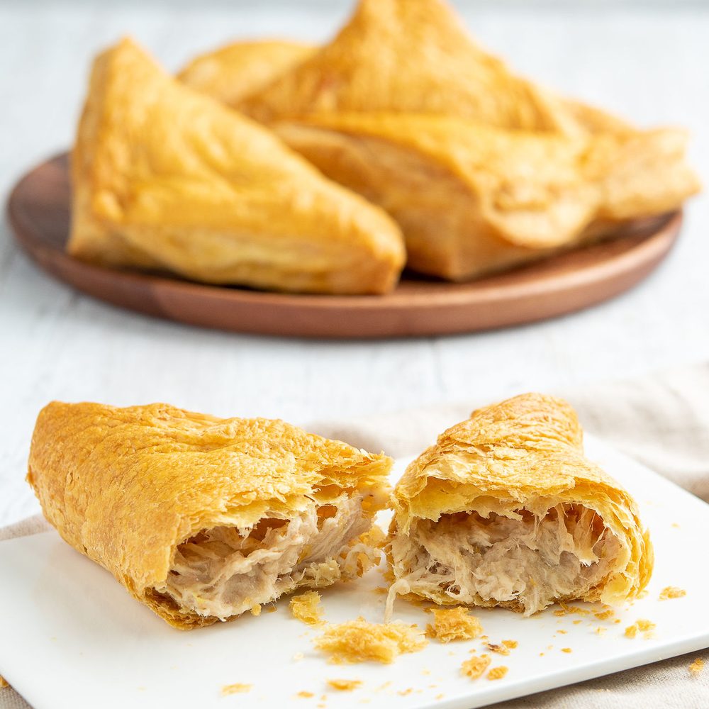 Pastel de pollo con crema de champiñones en hojaldre dorado