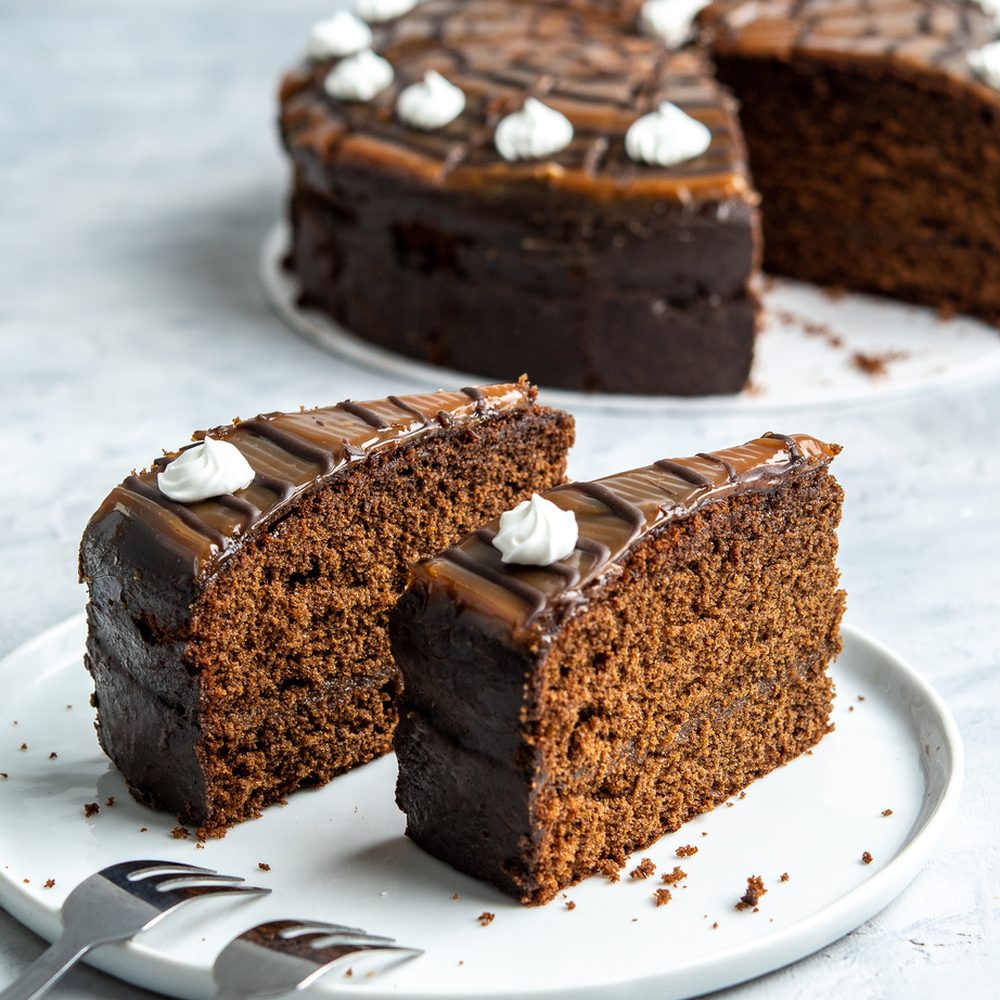Torta brownie rellena de arequipe y cubierta con chocolate