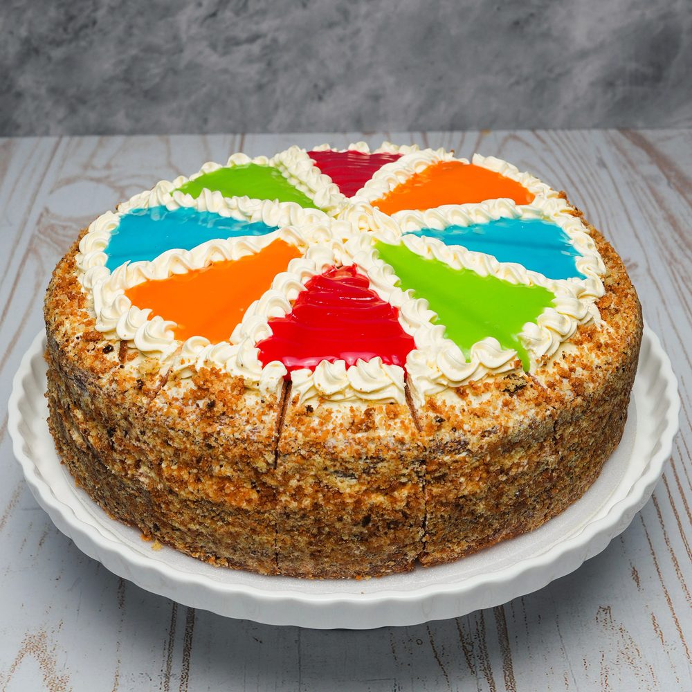 Torta decorada con mermelada de colores y arequipe en el centro