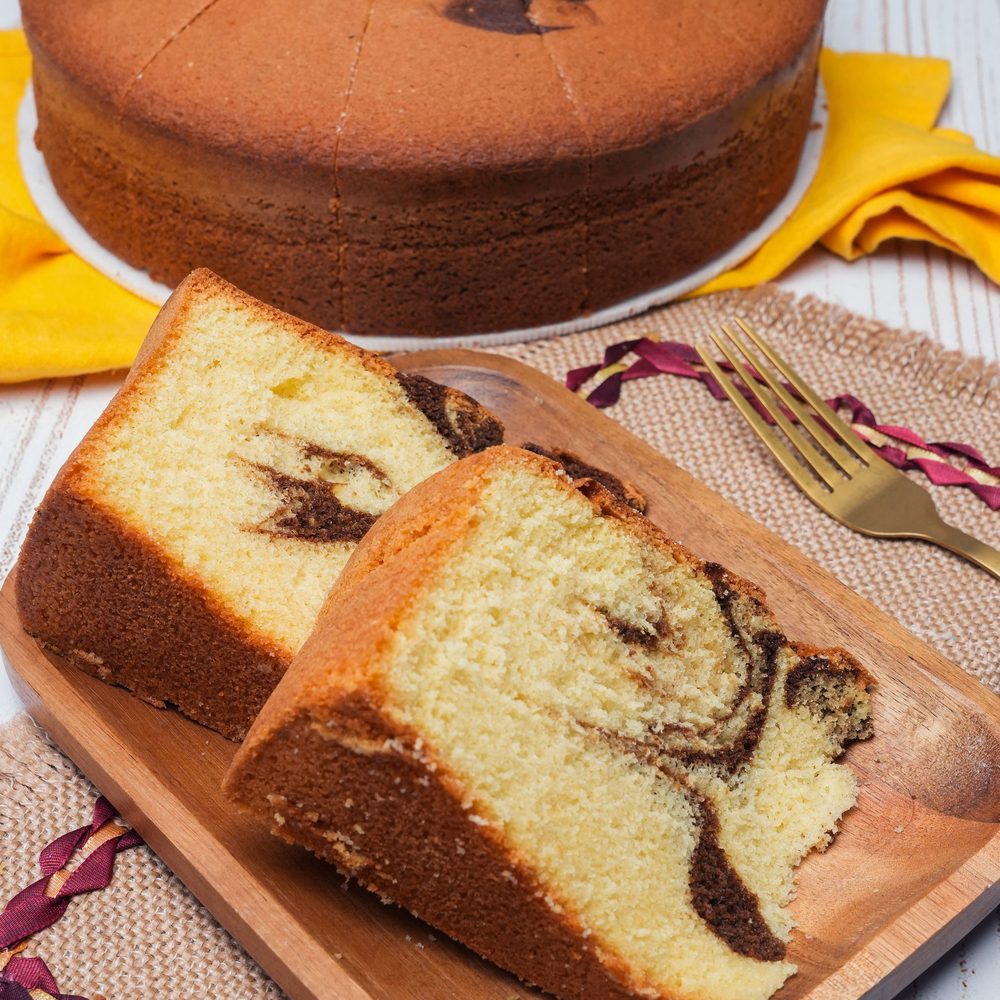 Torta de vainilla con vetas de chocolate, partida en tajadas