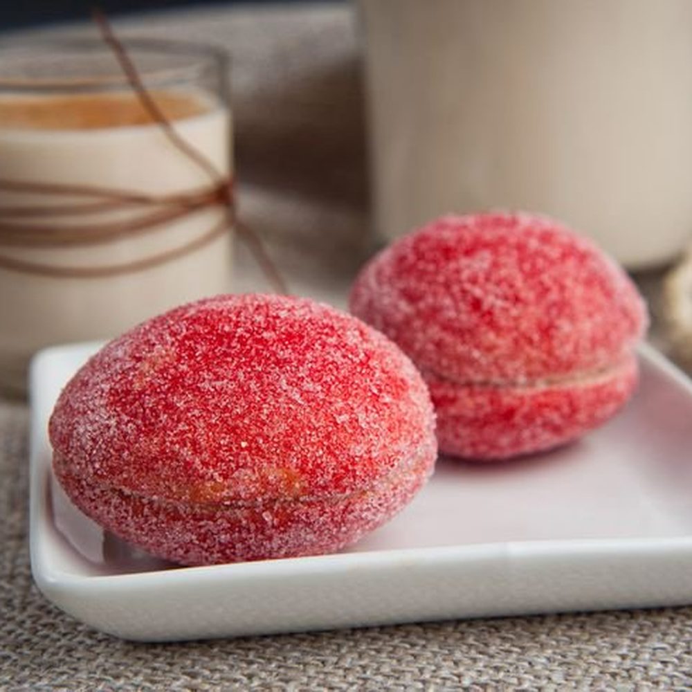 Yoyos rellenos cubiertos de azúcar roja