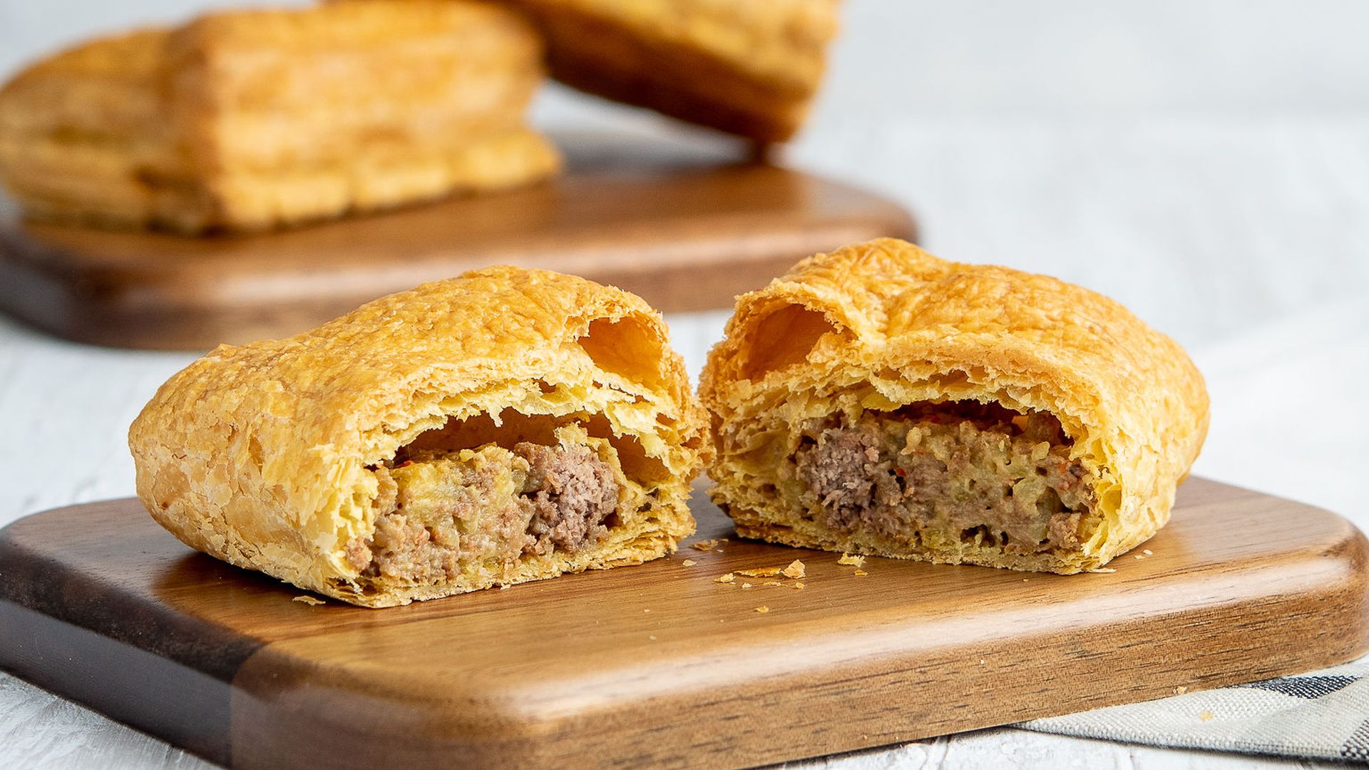 Pasteles de hojaldre partidos, con el relleno a la vista